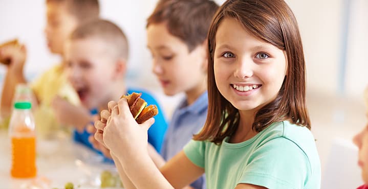 <u><a href="http://www.capitol.state.tx.us/BillLookup/History.aspx?LegSess=85R&Bill=SB1566%20"><h3 class="cms-h3-H3"><b>Plazo para pagar almuerzos escolares</b></h3></a></u>
<br>Los legisladores texanos aprobaron una medida que da un periodo de gracia para que los padres de alumnos que se alimentan en las cafeterías escolares paguen el total de su deuda. La medida busca evitar que los alumnos se sientan discriminados al no poder costear un almuerzo. 
<br>