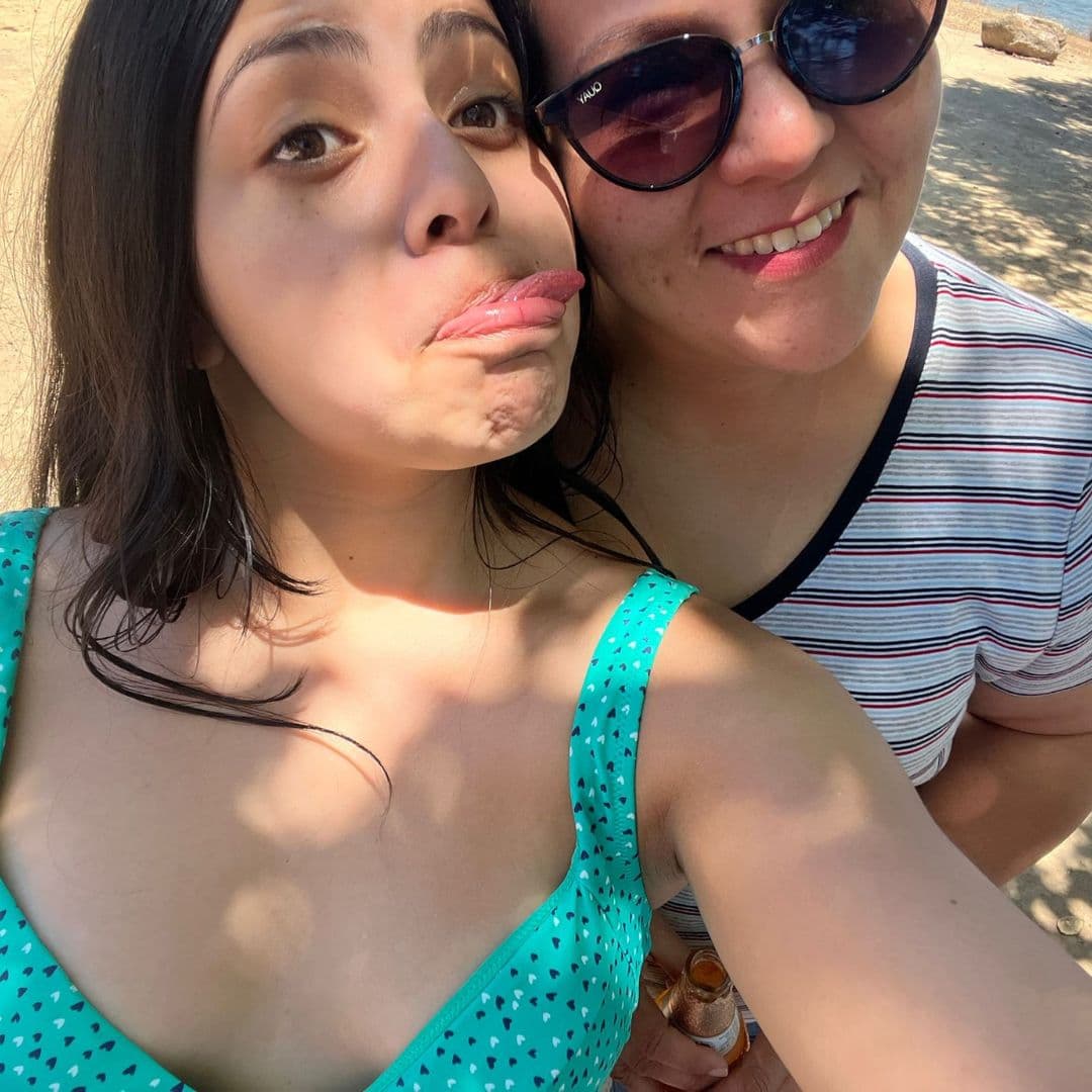 La adolescente de 14 años pesa 155 libras (70k). Tiene pelo negro y ojos café.