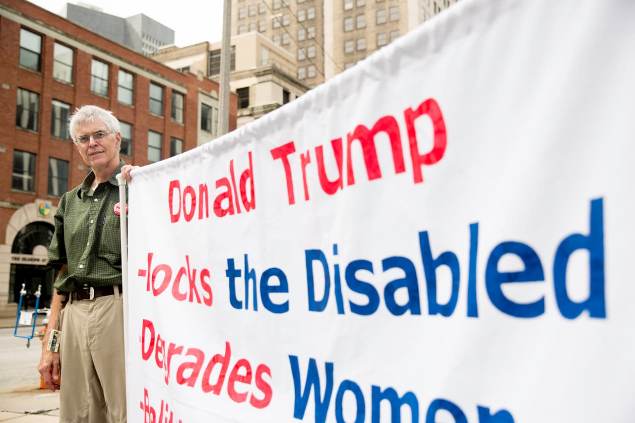 LUNES 18 DE JULIO. 10:42 AM. Tom Moran es un conductor de autobuses que llegó por su cuenta a Cleveland. Critica el tratamiento de Donald Trump a los discapacitados.