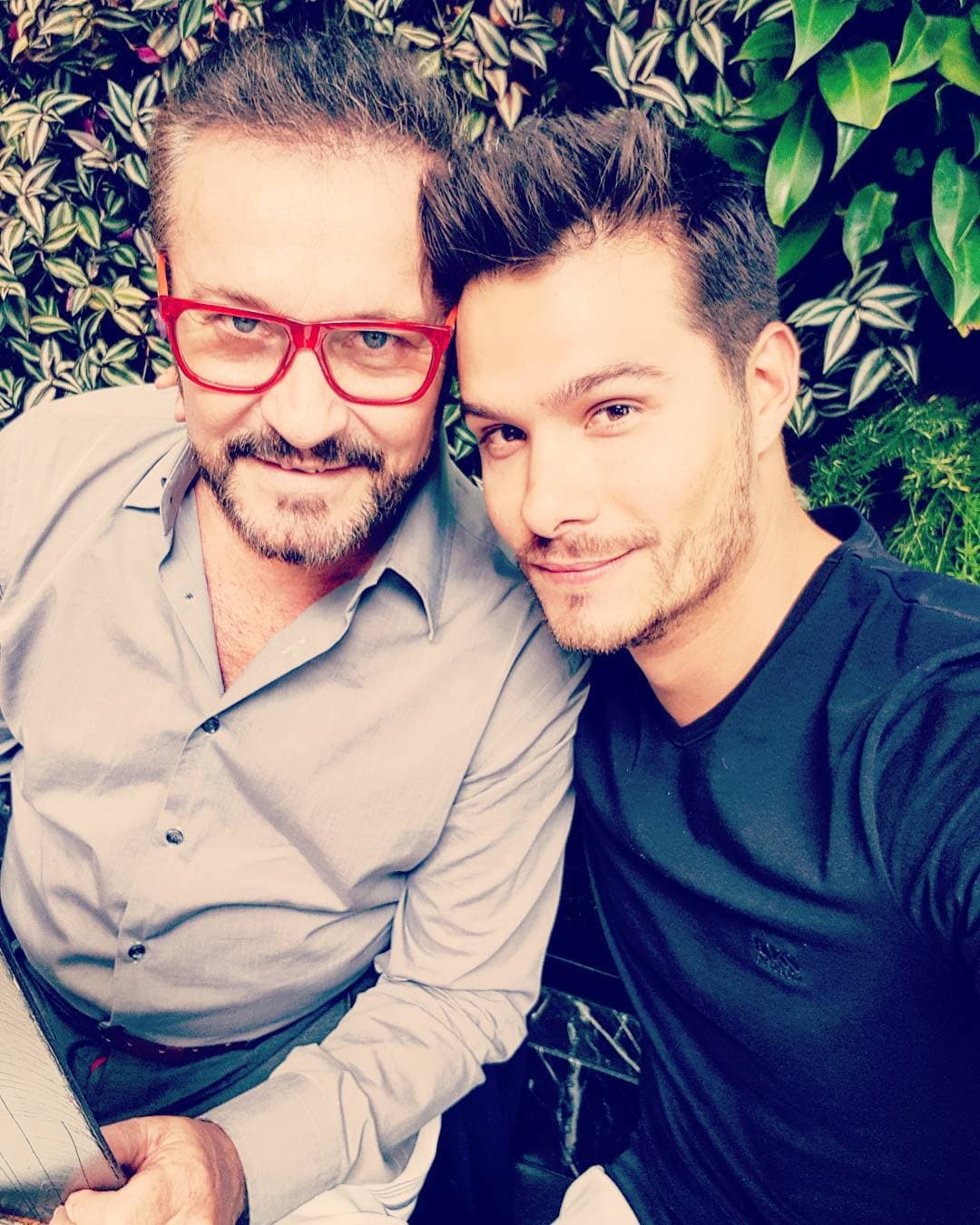 El actor que desde niño conoce los foros de grabación gracias a su padre Arturo Peniche, dijo si grabar las escenas de amor complica su matrimonio.