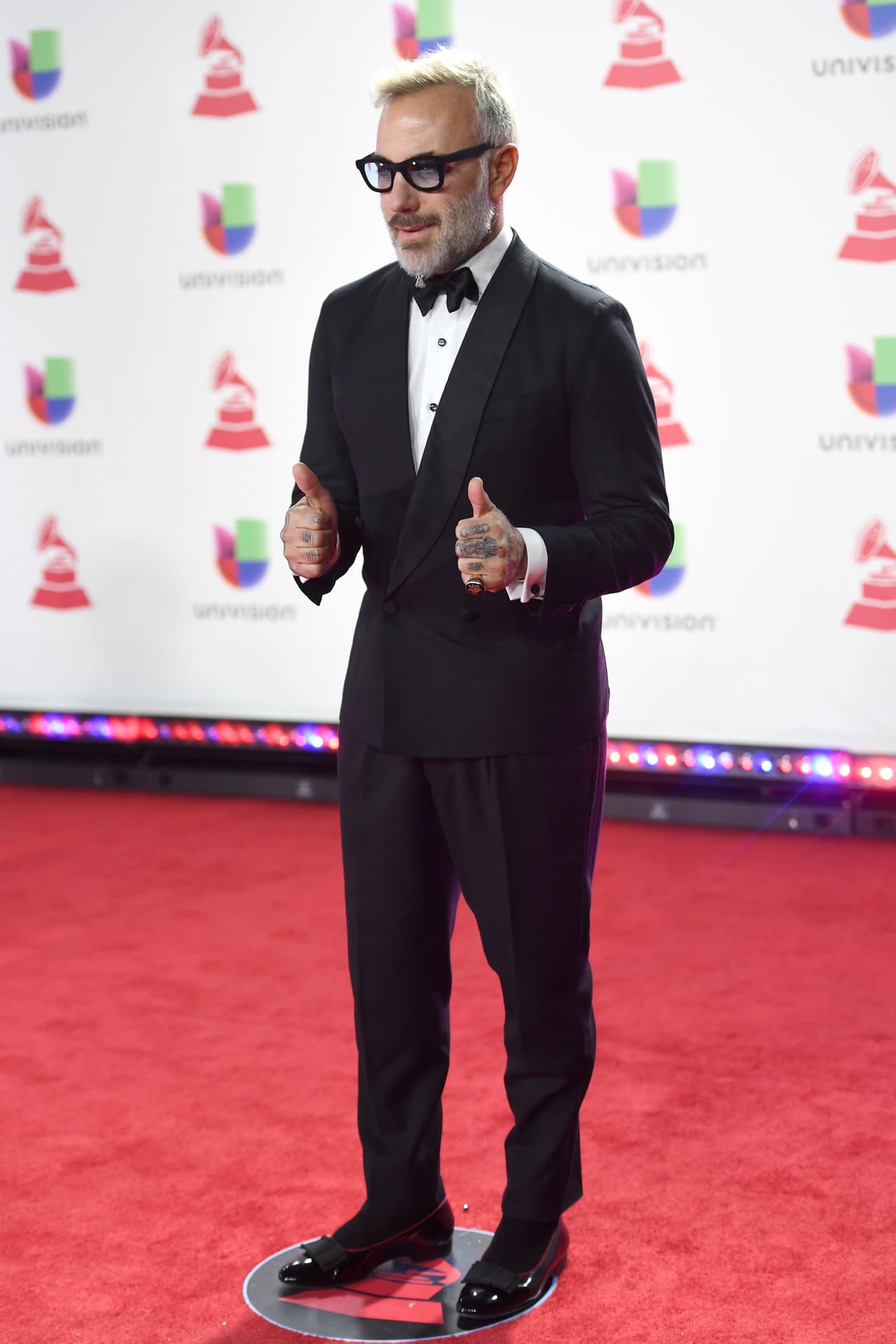 Gianluca Viacchi con un look muy elegante.