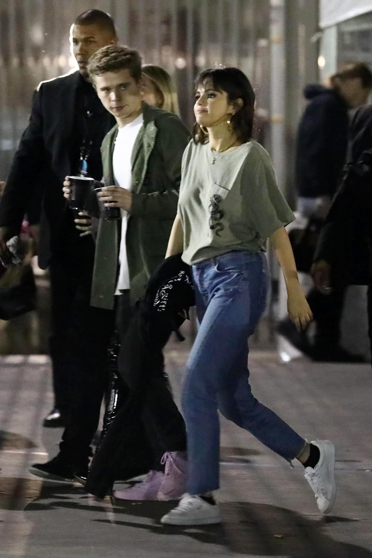 Selena Gómez fue vista llegando al Rose Bowl, en Pasadena, California, donde su amiga Taylor Swift se estuvo presentando como parte de su gira 'Reputation'.