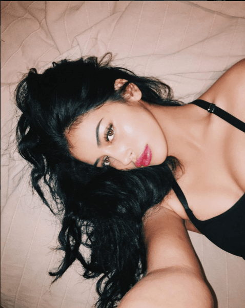 Cómo no serlo cuando se trata de una linda mujer que tiene unos ojos que pueden enamorar hasta al más duro.