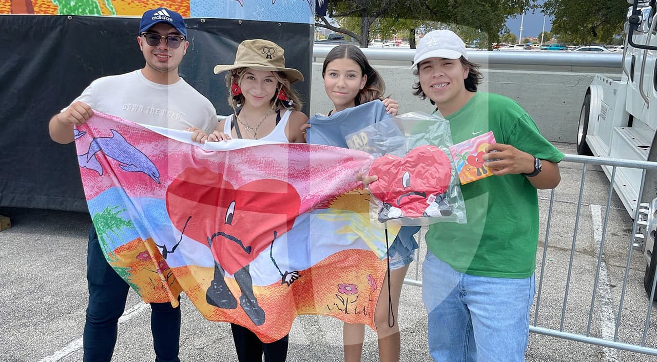 Varias personas se dieron cita el día antes para comprar mercancía relacionada a disco del artista.