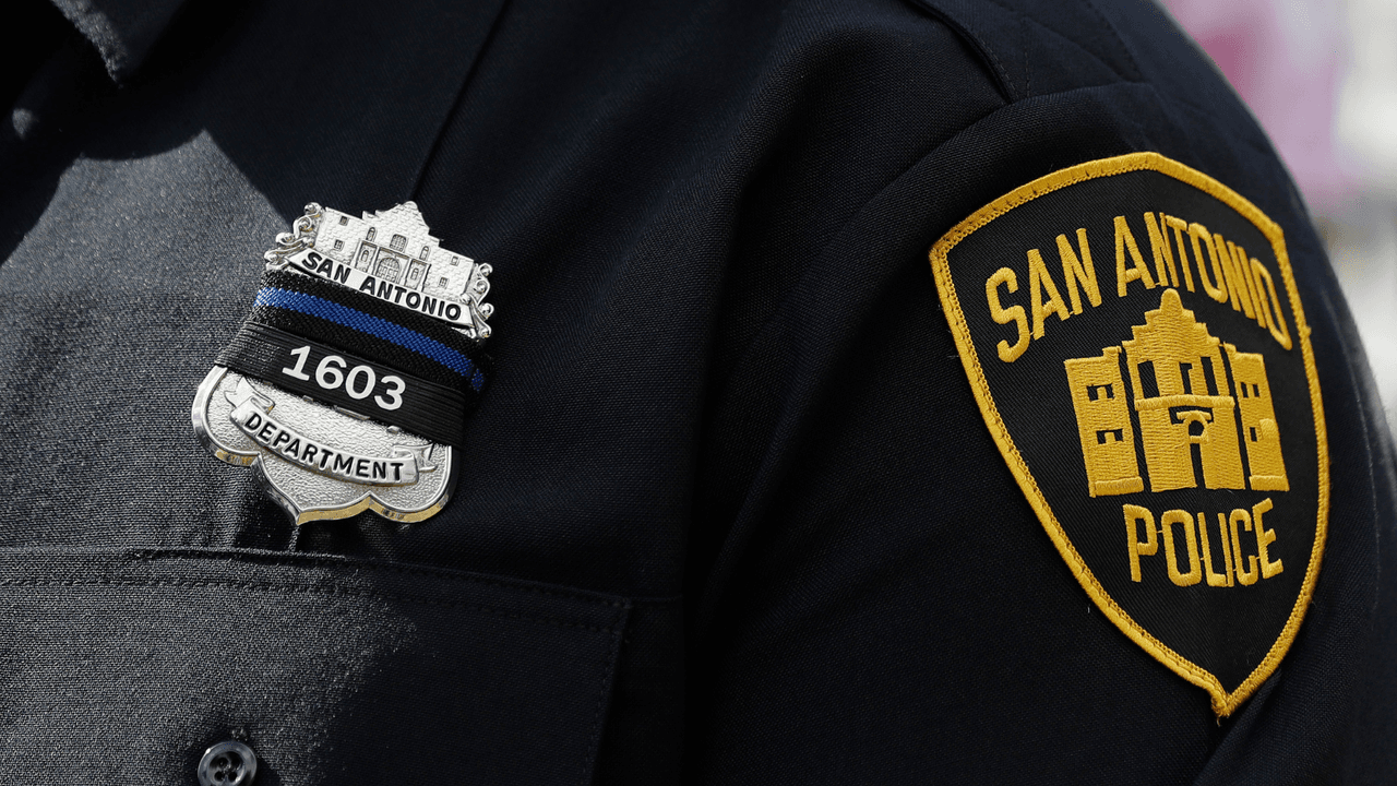 Policía fuera de turno e hijo reciben disparos en su vehículo en aparente incidente de ira tras el volante