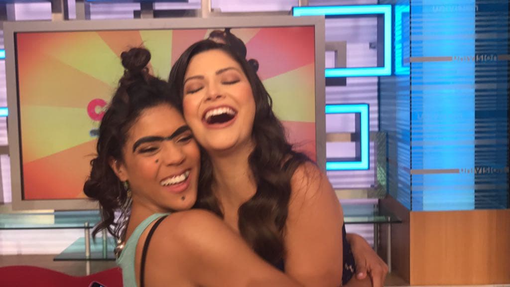 Con un fuerte y apretado abrazo con Ana Patricia, Mela celebró su primer segmento 'Contesta Mela'.