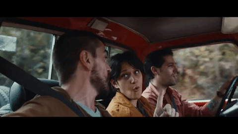 Cabe mencionar que Renato participó en la grabación del videoclip del single 'Es tarde', mismo que fue estrenado vía Youtube a principios de mayo de 2017.