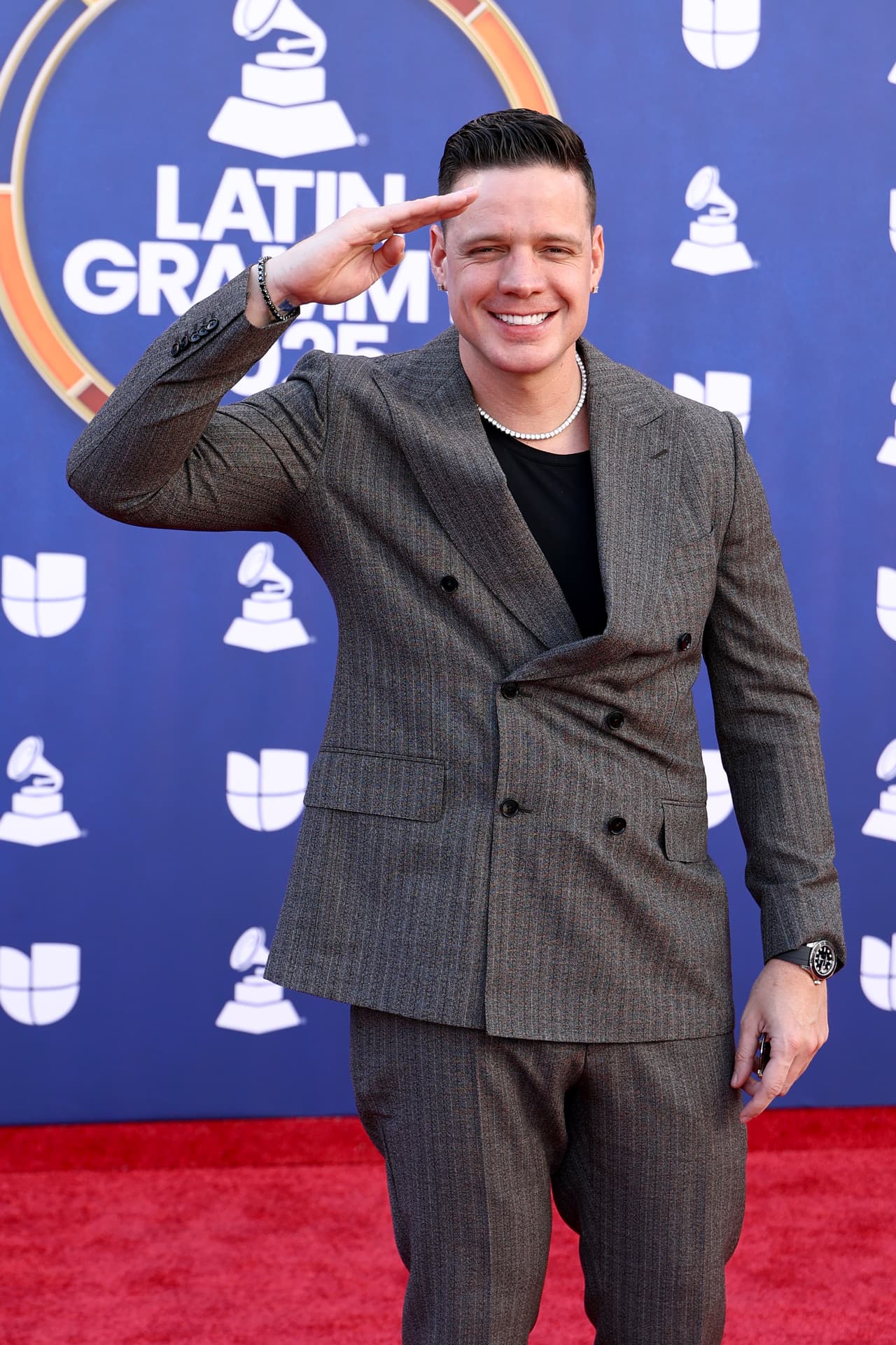 Marko desfiló por la alfombra roja antes de conducir el backstage de Latin GRAMMY.