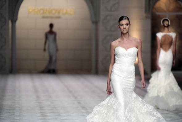 El encaje con los hombros al descubierto fue una de las mejores combinaciones en la pasarela,