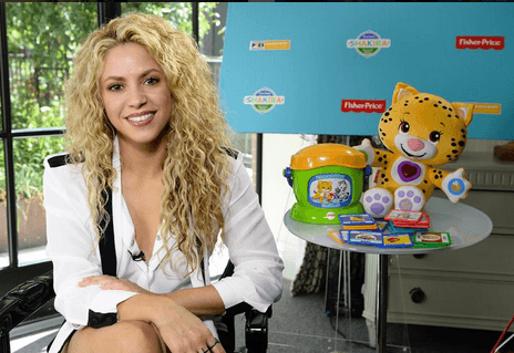 Pero no sólo es el perfume y la música, sino que recientemente lanzó una línea de juguetes didácticos para bebés.