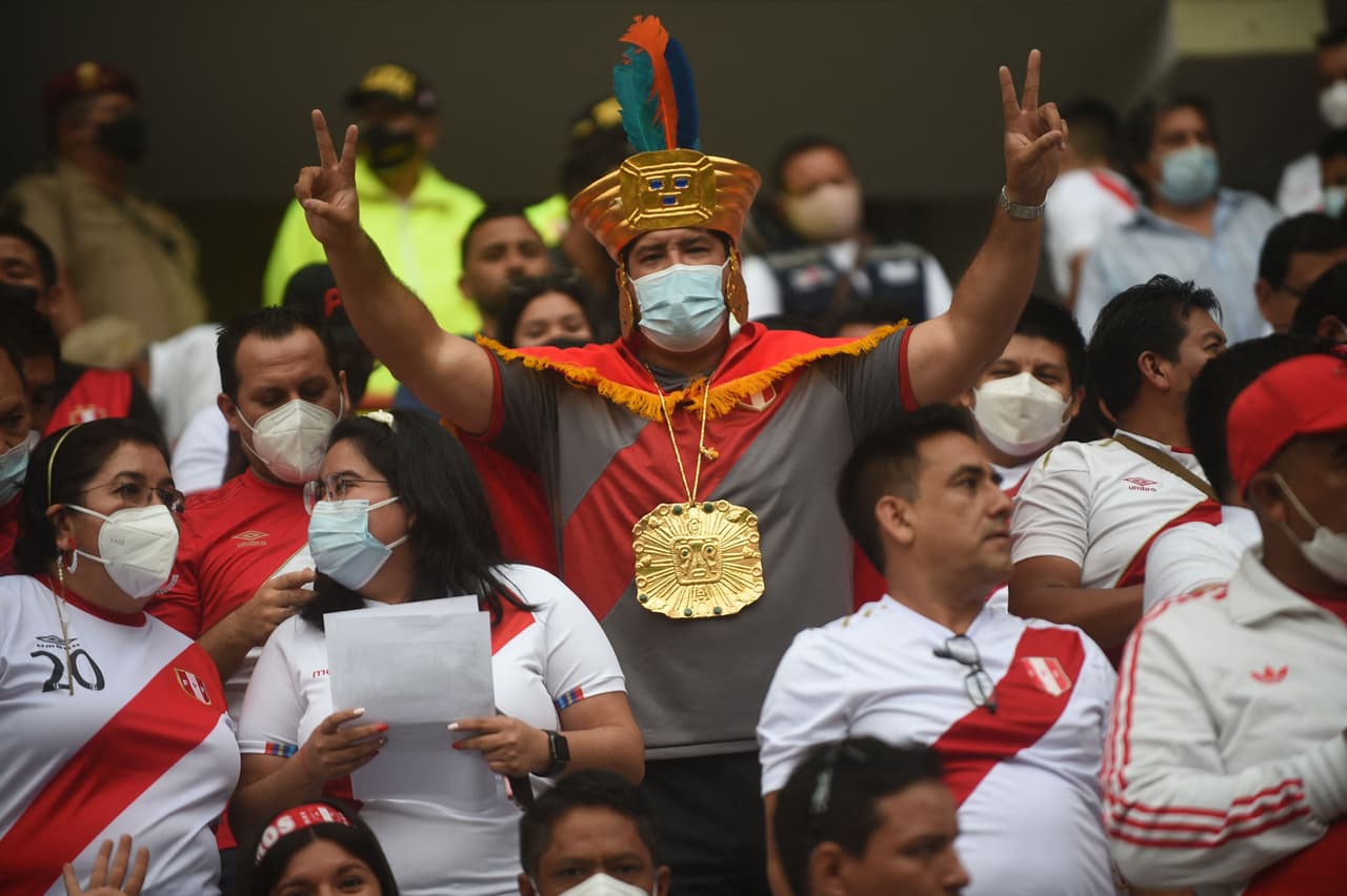 El Estadio Nacional de Lima se vistió de fiesta para apoyar a su selección de Perú ante Paraguay en busca del Repechaje en la última jornada de las Eliminatorias en Conmebol.