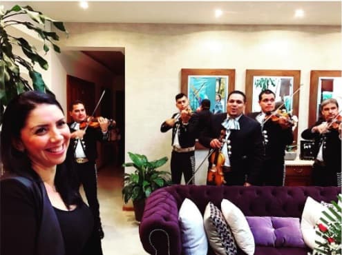 Vicente es muy detallista y a Katya le encanta, que él le lleve serenata.