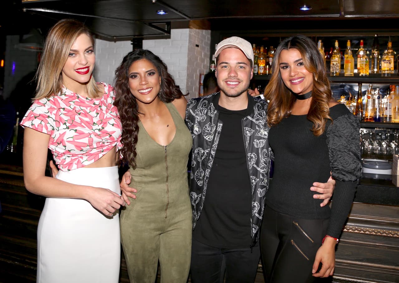 El talento de 
<b><a href="http://www.univision.com/">Univision</a></b> se divirtió con el capítulo de estreno de 
<b><a href="http://www.univision.com/novelas/la-doble-vida-de-estela-carrillo/">'La doble vida de Estela Carrillo'</a></b>.