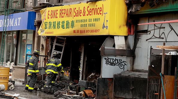 Uno de los incendios más severos ocurrió en junio, cuando 
<b>la explosión de una batería de litio acabó con un taller de bicicletas eléctricas en Manhattan</b>, 
<a href="https://www.univision.com/local/nueva-york-wxtv/nueva-york-dueno-tienda-bicicletas-incendiada-manhattan-multado-1600-dolares" target="_blank">que además tenía multas</a>. Cuatro muertos y dos heridos de gravedad dejó aquel siniestro.