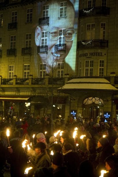 La jefa de la diplomacia europea, Catherine Ashton dijo que 'en este día dedicado a los defensores de los Derechos Humanos en todo el mundo mis pensamientos están con Liu Xiaobo que ha sido condenado a una larga pena carcelaria por expresar de forma pacífica sus opiniones sobre las reformas políticas en China'.
