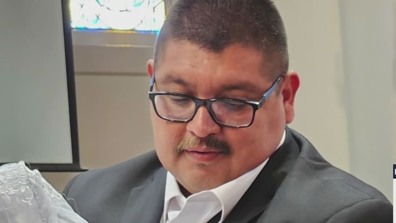 Ismael Ayala-Uribe, un inmigrante mexicano de 39 años, falleció el 22 de septiembre mientras se encontraba bajo custodia del Servicio de Inmigración y Control de Aduanas (ICE) en el Centro de Detención de Adelanto, California.
