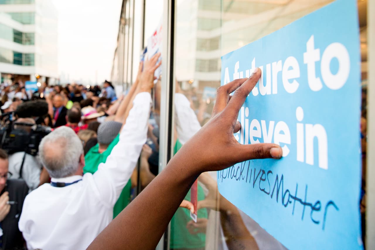 MARTES 26 DE JULIO. 7:58 PM. Durante más de una hora delegados y partidarios de Bernie Sanders protestaron en el área de prensa de la convención.