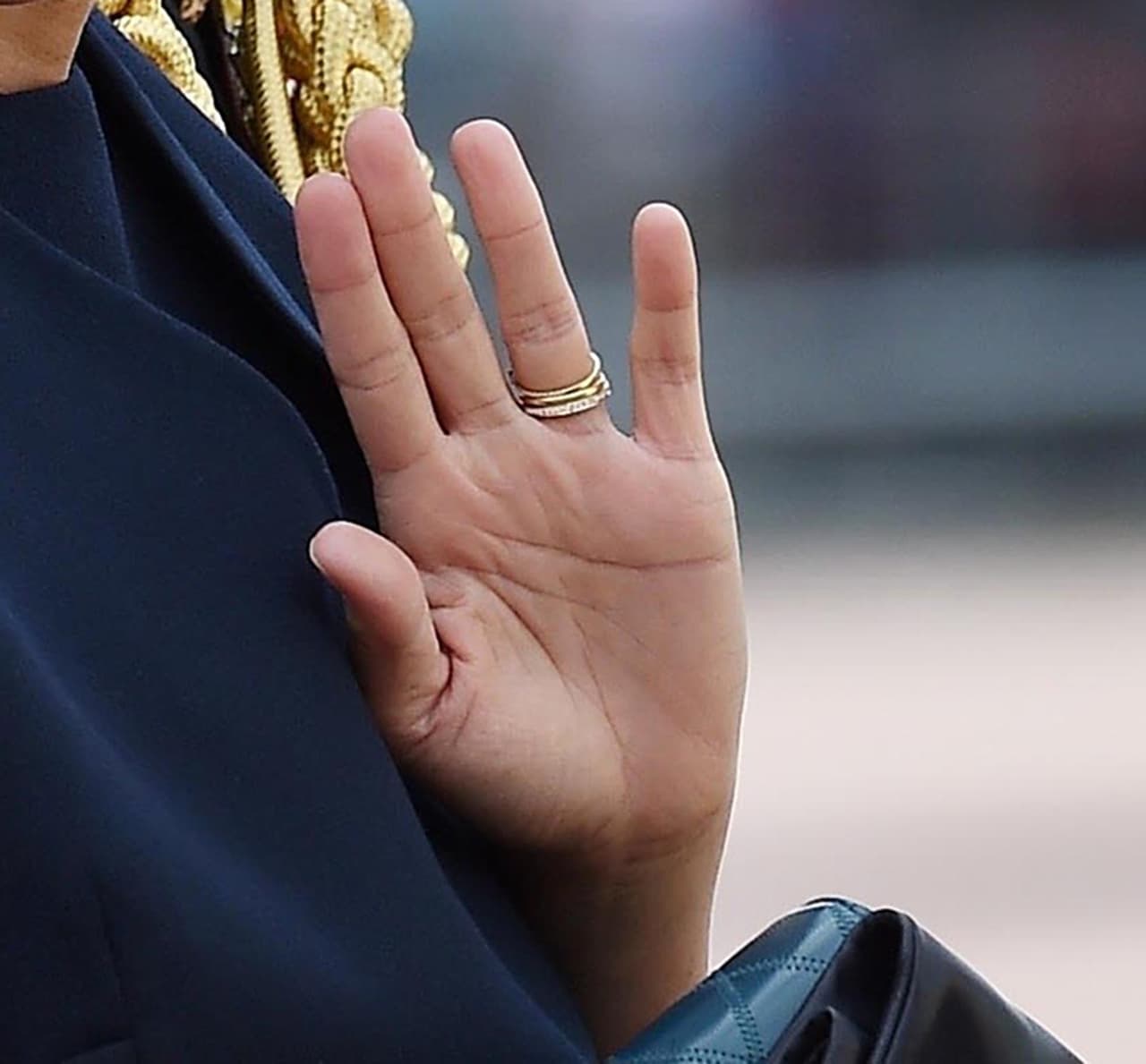 La presencia de esta nueva joya, provocó que se pasará por alto que la duquesa, al parecer, rediseñó su anillo de compromiso.