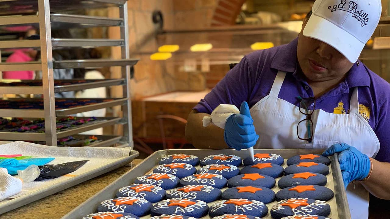 Ana tiene años trabajando en la pastelería y ya sabe de memoria la tipografía que llevan las galletas.