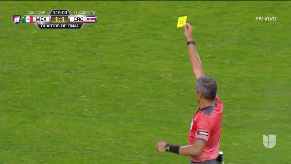 Tarjeta amarilla. El árbitro amonesta a Allan Cruz de Costa Rica