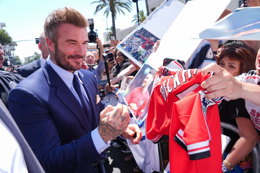 Al terminar la ceremonia formal, Beckham se acercó a los aficionados reunidos en el lugar y los saludó. En la foto: David Beckham saludó a fans tras recibir su estrella.