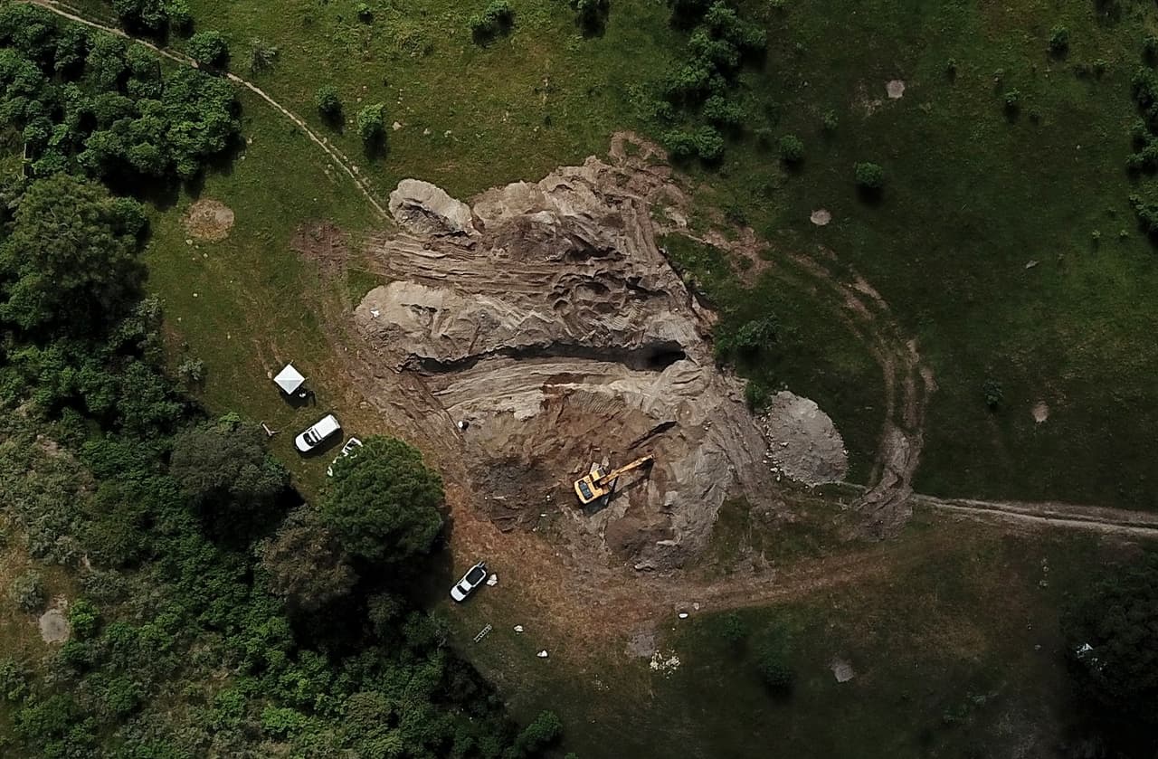 Una vista aérea de la zona donde expertos excavaron en un viejo pozo de casi 100 pies de profundidad (unos 30 metros) utilizado como fosa común en Zapopan, estado de Jalisco. Los autoridades encontraron 119 bolsas con restos humanos de al menos 44 personas, lo que ha agudizado la crisis forense en ese estado y ha avivado la discusión sobre la inseguridad en México, donde se han descubierto 3,024 fosas clandestinas desde 2006.