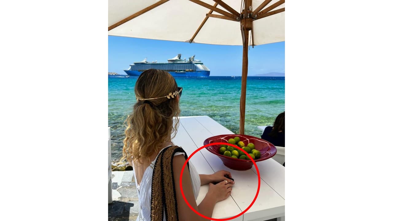 El anillo de la joven de 19 años llamó la atención.