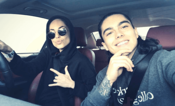 “No hablo de eso, pero les agradezco muchísimo las entrevistas, de verdad” y se retiró en medio de algunos empujones mientras los medios de comunicación pedían más declaraciones de la actriz.