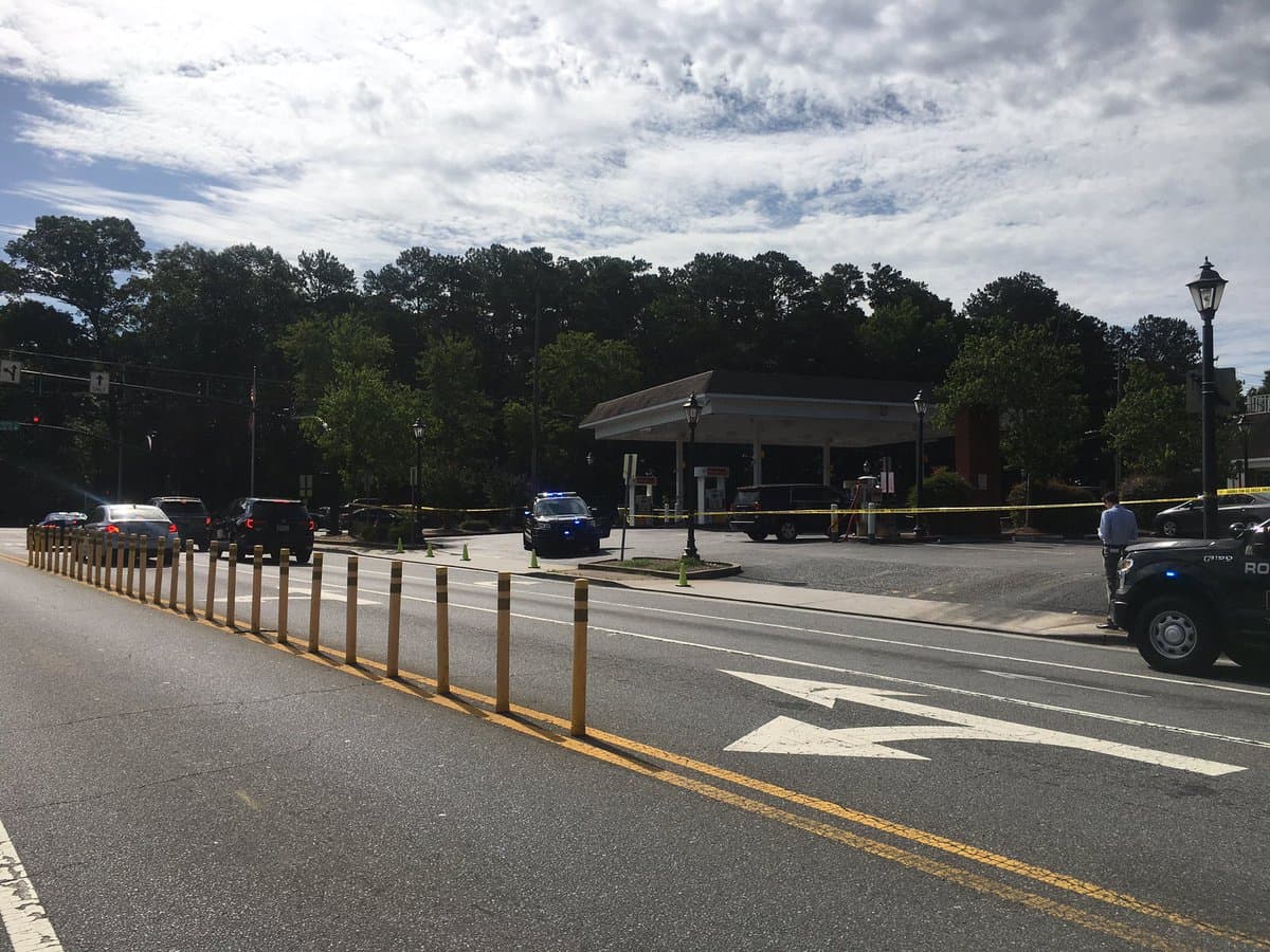 Un hombre resultó herido de bala y un policía terminó herido luego de un tiroteo registrado la mañana de este martes al norte del área metropolitana de Atlanta. El incidente se registró cerca de las 8:30 am en una gasolinera ubicada sobre Atlanta Street, reportó CBS46, socio editorial de Noticias 34 Atlanta.
