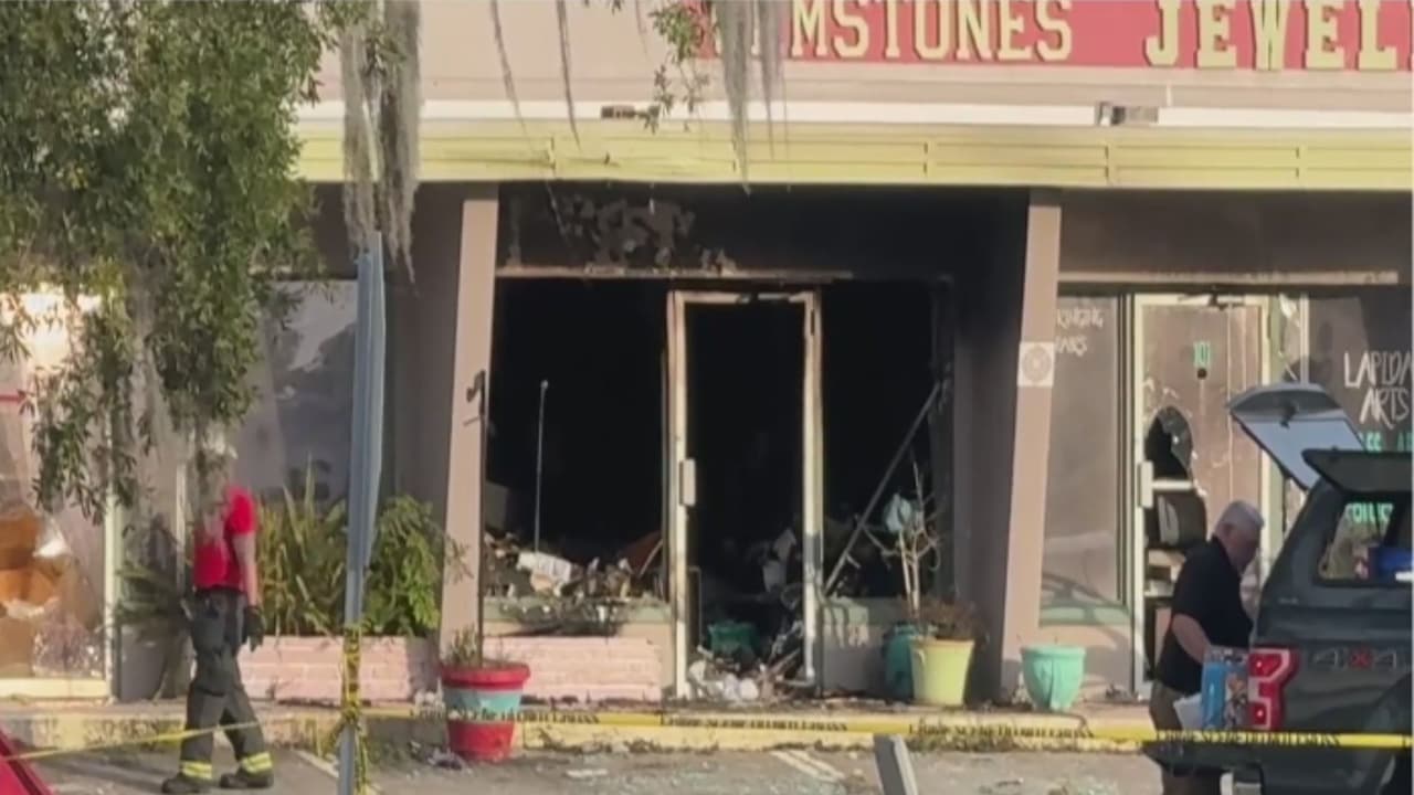 Explosión en joyería deja un herido y comercios evacuados; investigan fuga de gas