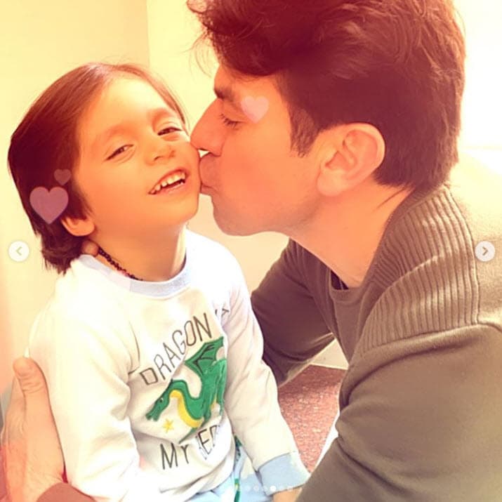 Ambos tienen mucho parecido a sus famosos padres, aunque 
<b><a href="https://www.univision.com/famosos/que-guapo-eres-jorge-salinas-esta-feliz-porque-su-hijo-es-identico-a-el-y-esto-es-lo-que-le-dice-fotos" target="_blank">es León el que más se asemeja físicamente a su papá. </a></b>
<br>