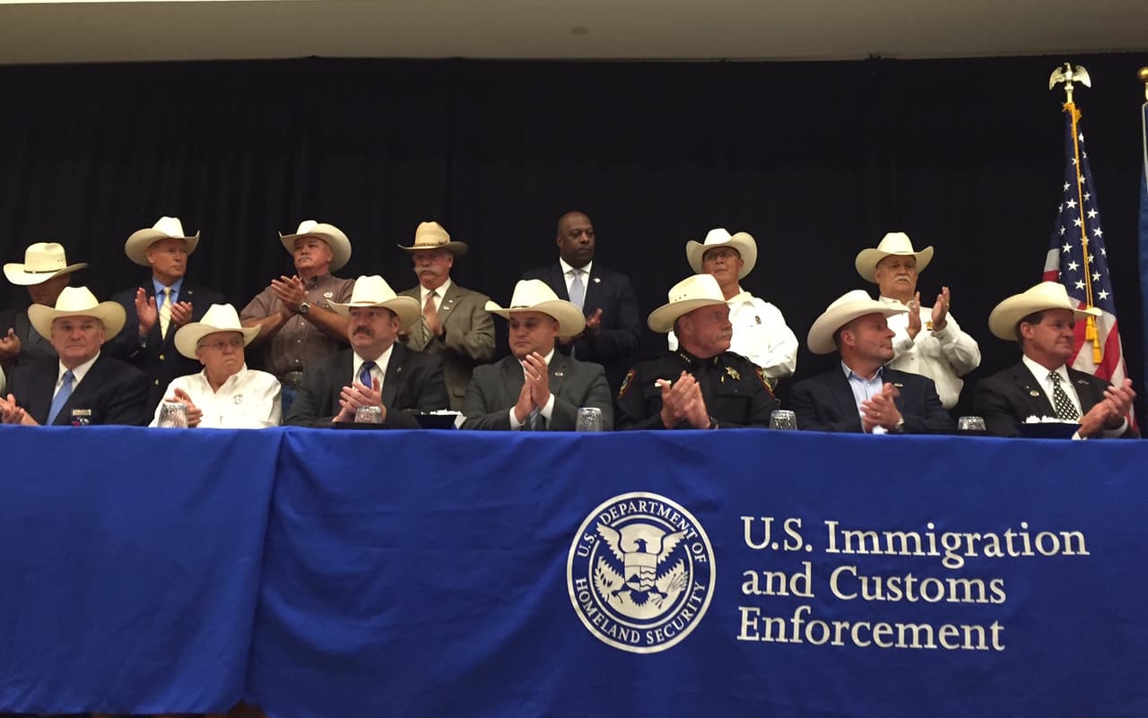 Los sheriffs tejanos que firmaron el acuerdo 287(g) este año, celebraron el anuncio del convenio en Grapevine, Texas. Todos son republicanos.