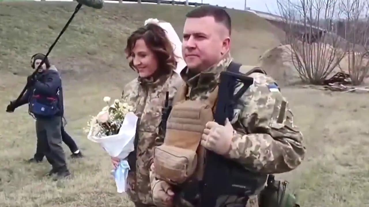 Amor en tiempos de guerra: pareja ucraniana se casa tras enlistarse en las fuerzas civiles en  Kiev