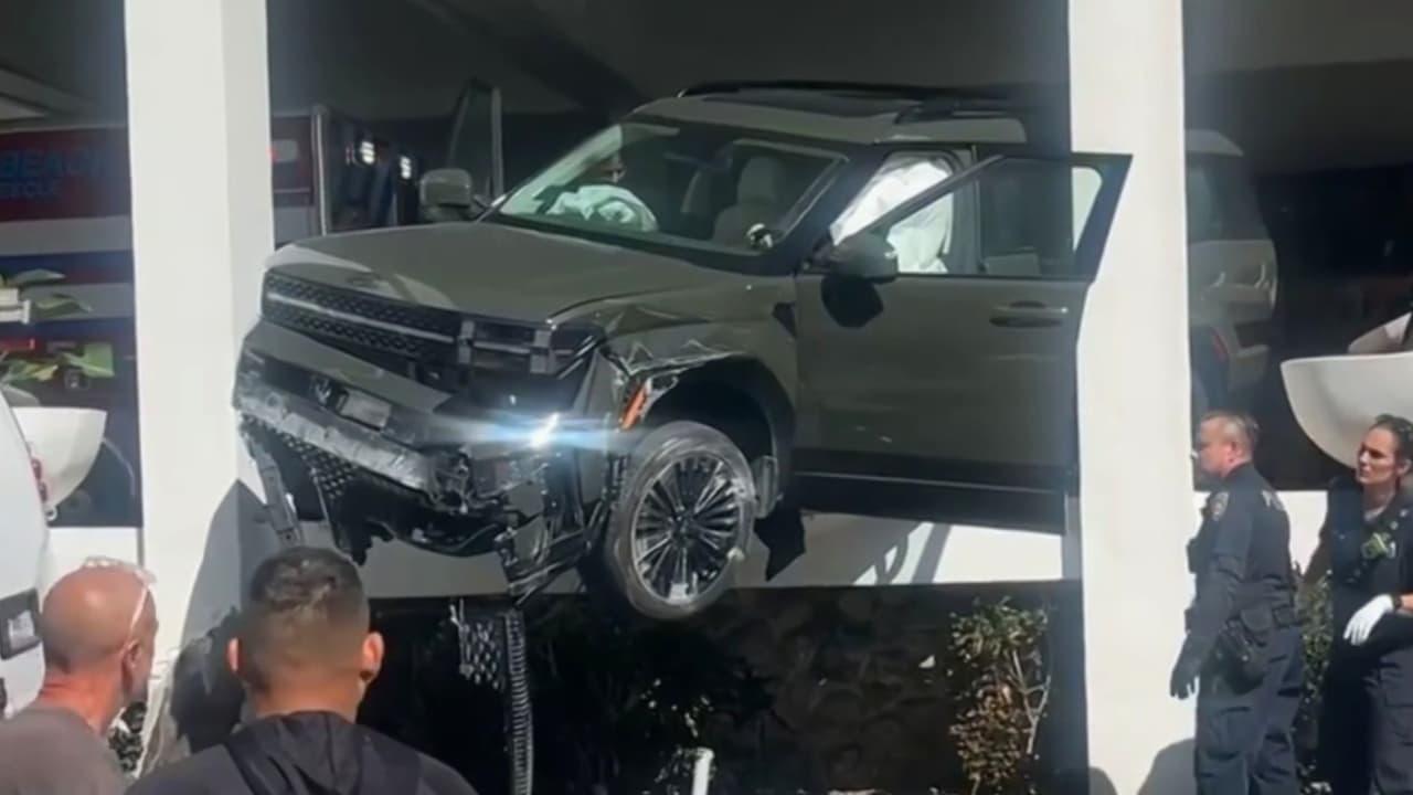 Dos ancianos resultan heridos tras estrellarse contra la columna de un condominio en Miami Beach