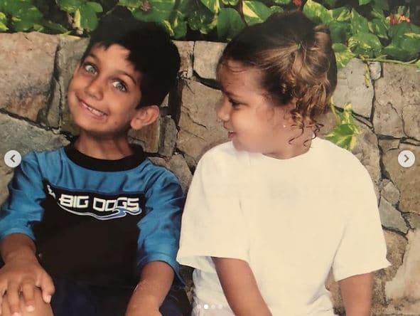 Lorenzo y Lina son compañeros de vida y de travesuras. Lina, quien publicó esta imagen en octubre de 2018, tuvo una mejor forma para describir la relación con su hermano al decirle "mi otra mitad", con motivo del cumpleaños 18 del joven.