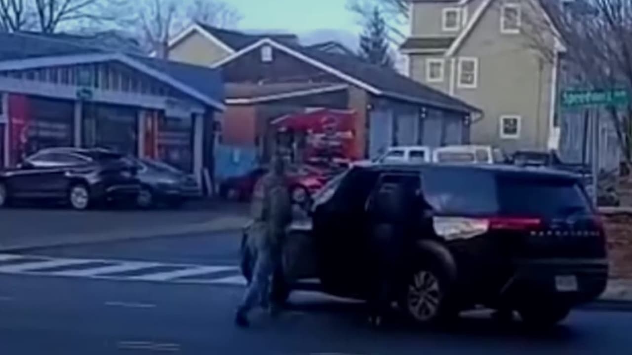 Vecinos de Queens usan silbatos para alertar presencia de ICE y proteger a inmigrantes