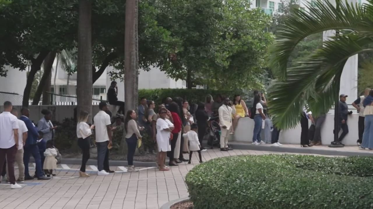 Largas filas en la corte de inmigración de Miami por cambio de reglas; padres preparan a sus hijos por miedo a arrestos