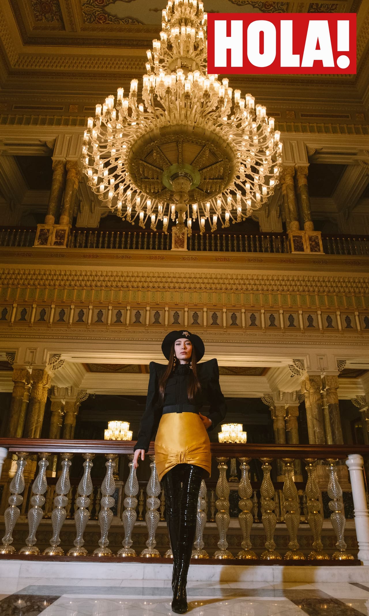 Fotografiada en el Palacio Çirağan Kempinski, Turquía, Neslihan Atagül se despidió esperando que la situación en el mundo mejore y pronto pueda conocer cara a cara a sus seguidores latinos.