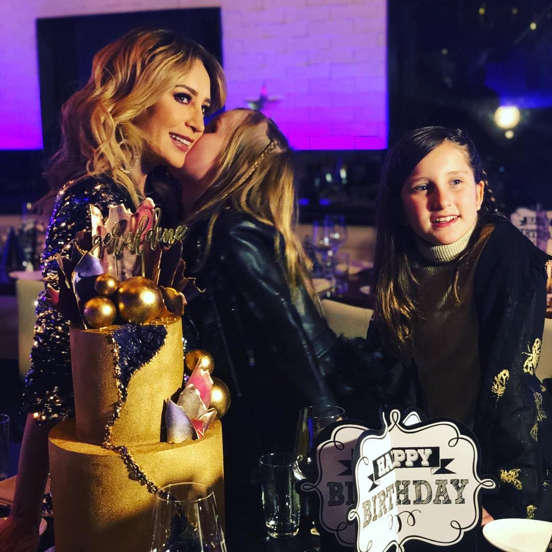 El año pasado, Geraldine Bazán 
<b><a href="https://www.univision.com/entretenimiento/geraldine-bazan-comenzo-por-adelantado-los-festejos-por-su-cumpleanos-con-todo-y-pastelazo-video" target="_blank">celebró su cumpleaños</a></b> en la Ciudad de México rodeada sus hijas Elissa Marie y Alexa Miranda, que tuvo con Gabriel Soto.