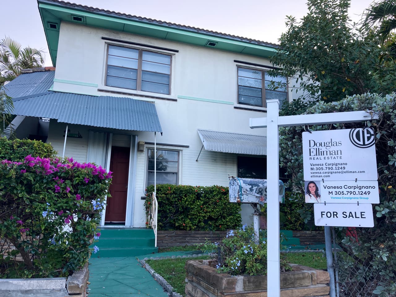 Los precios de las casas en Estados Unidos continuaron subiendo en el primer trimestre del año, de acuerdo con un nuevo análisis de la Asociación Nacional de Corredores de Bienes Raíces.
<br>
<br>El alza promedio a nivel nacional fue del 15.7% en ese periodo frente al mismo lapso del año pasado. Eso llevó el precio promedio de una casa hacia los $368,200. 
<b>"Debido a que los inventarios (de casas) son bajos no creo que veamos una baja de los precios, pero la apreciación debería desacelerarse en los próximos meses"</b>, dijo Lawrence Yun, el economista en jefe de la asociación.
<br>
<br>
<b>Aquí te mostramos qué lugares registraron la mayor escalada:</b>