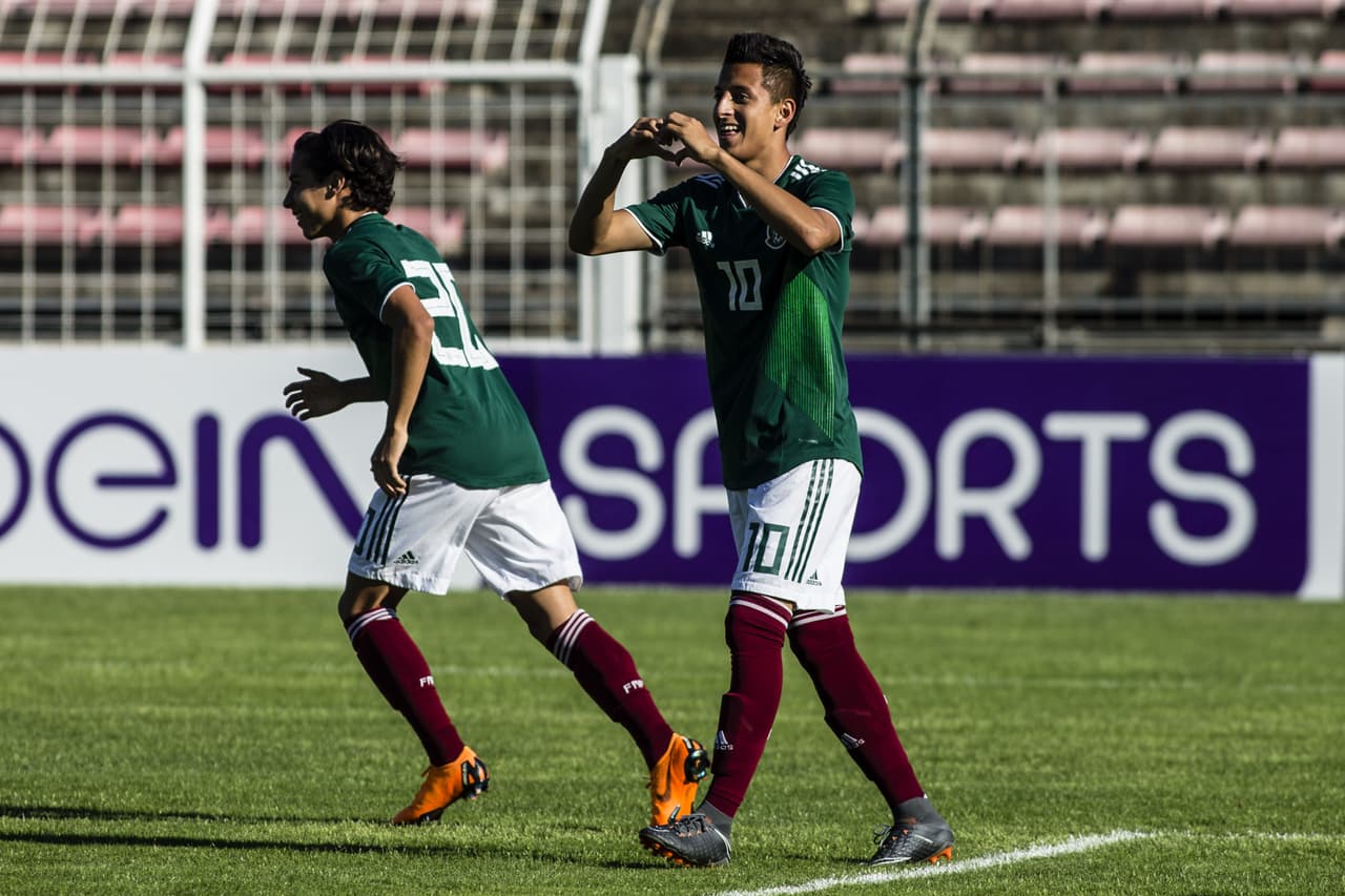 Roberto Alvarado marcó el primer gol mexicano a los 2 minutos del partido.