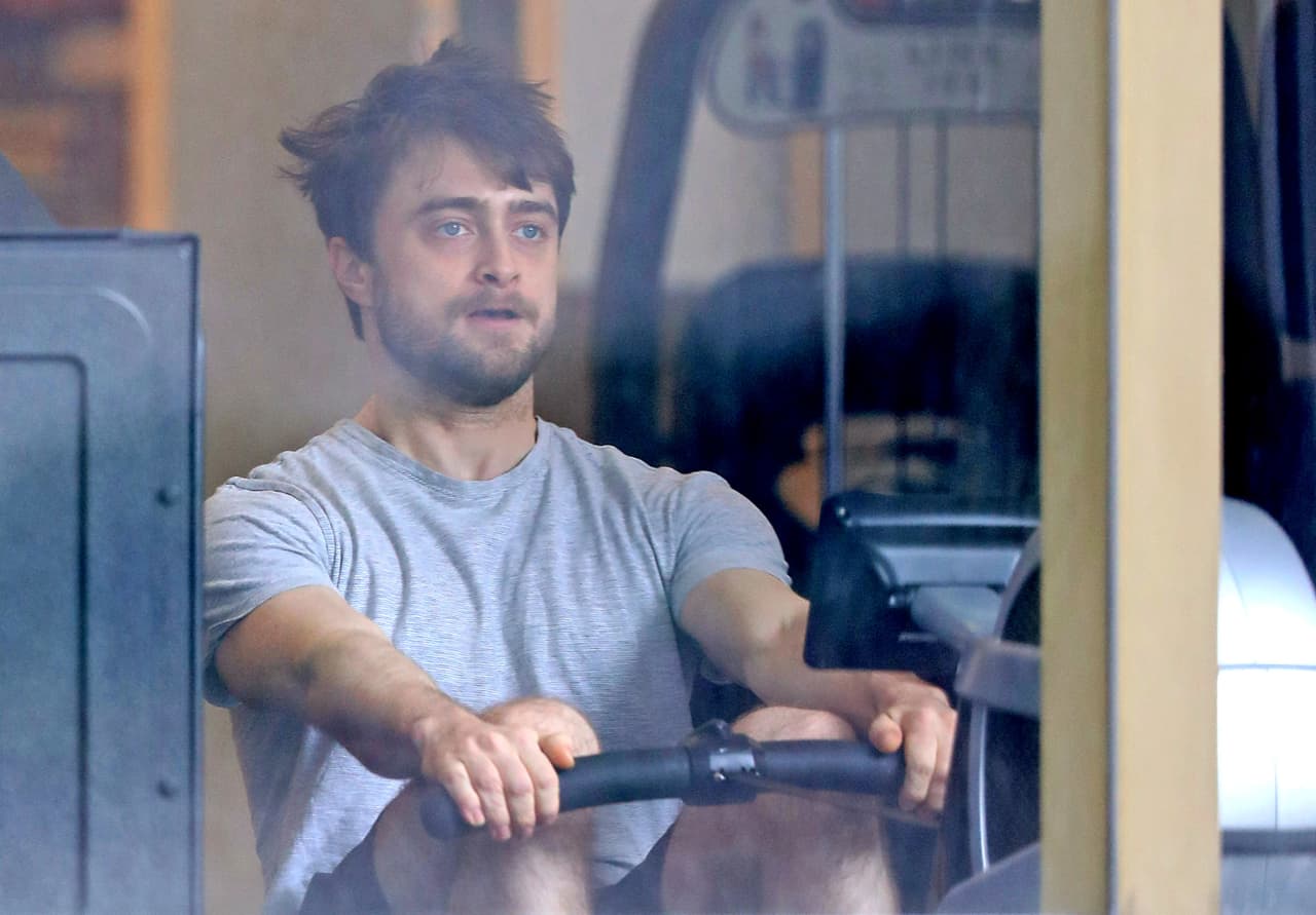 Esta semana paparizzi captaron varias imágenes, como esta, en las que se ve a 
<b><a href="https://www.univision.com/entretenimiento/daniel-radcliffe-no-ha-hecho-nada-con-sus-100-millones-de-dolares-video">Radcliffe</a></b> entrenando en un gimnasio de Nueva York.