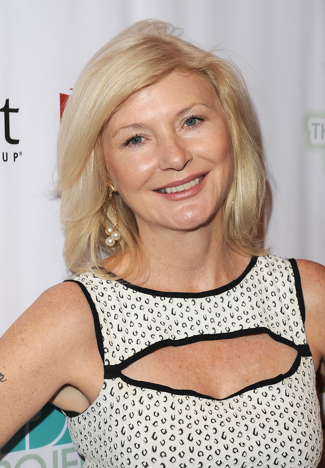 <b>Beth Broderick</b> interpretó a Zelda Spellman, la tía más estricta de Sabrina. Ha cosechado una carrera de éxitos en la actuación y pudimos verla en la serie 'Lost', entre otras, y también participó en 'El mundo oculto de Sabrina'.