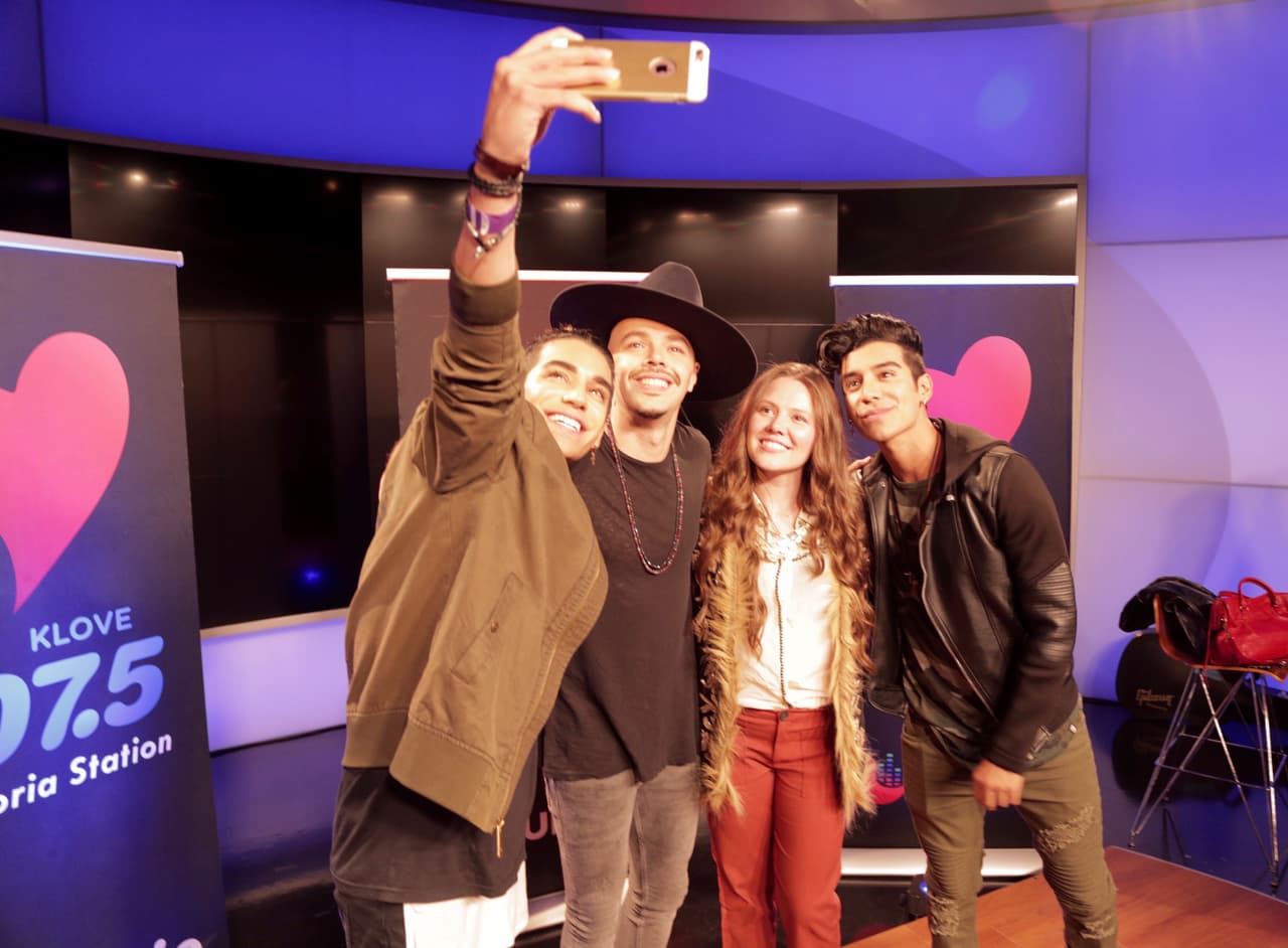 'Jesse y Joy' compartió con sus seguidores de Los Ángeles y calentó motores previo a sus presentación en 'RiseUp AS ONE'