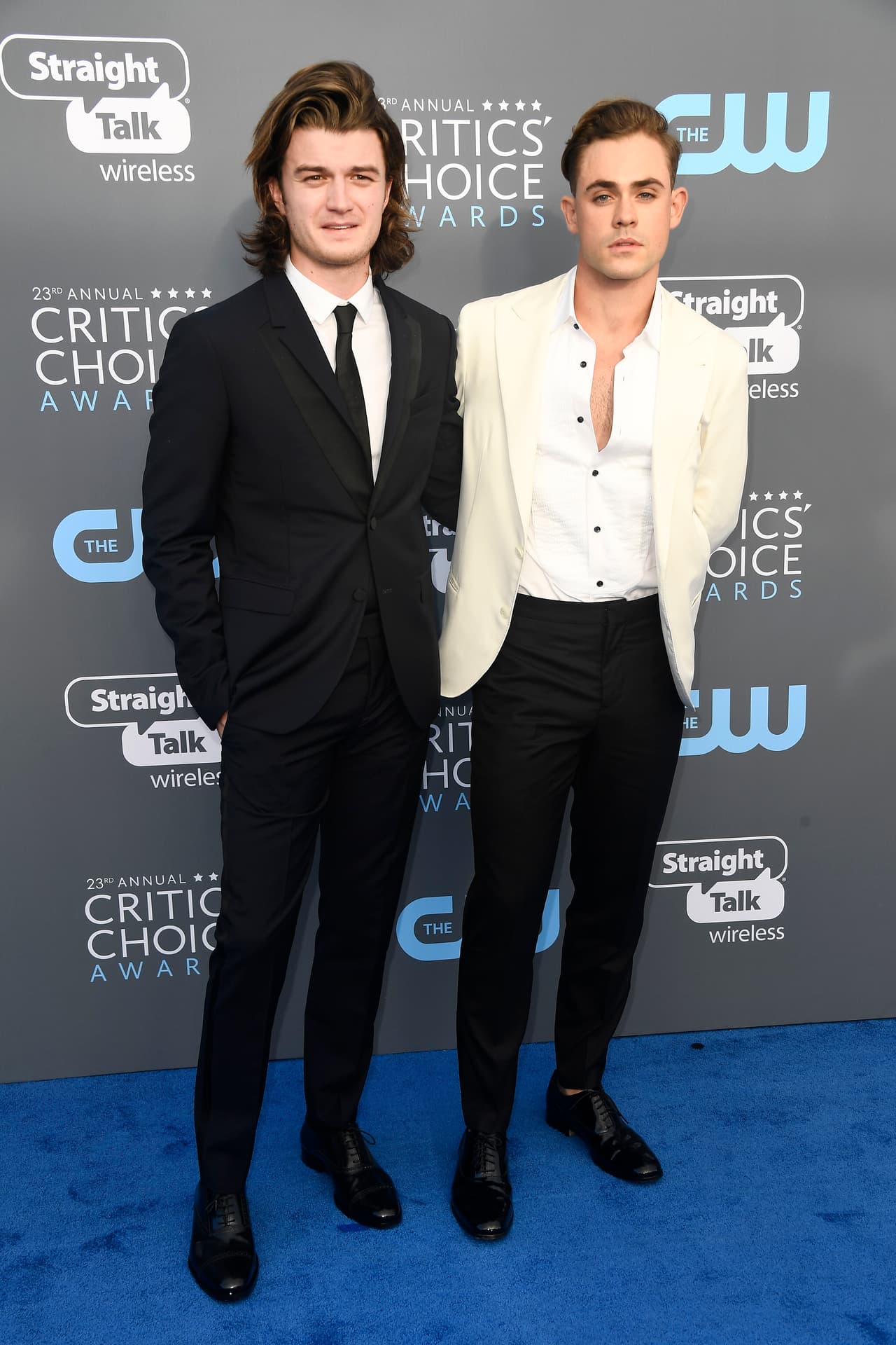 Mientras que Joe Keery y Dacre Montgomery, de la serie 'Stranger Things', coordinaron muy bien sus atuendos.