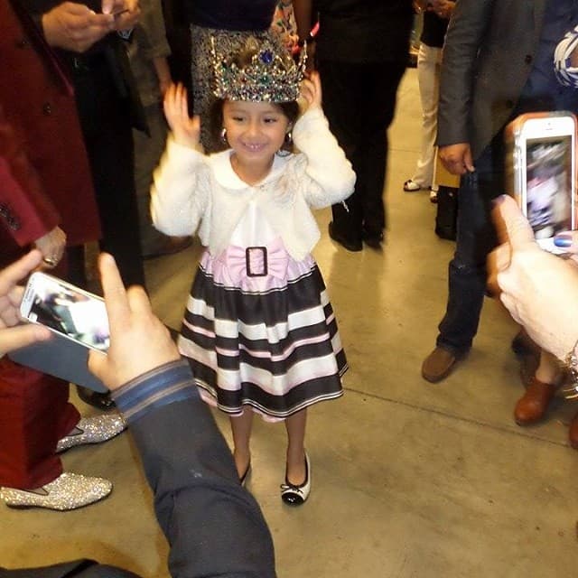 Por lo pronto, parece que le encantan las coronas.