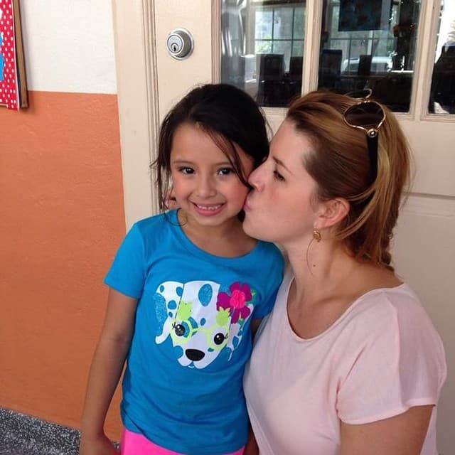 Le encanta mostrar el amor que le tiene a la niña.