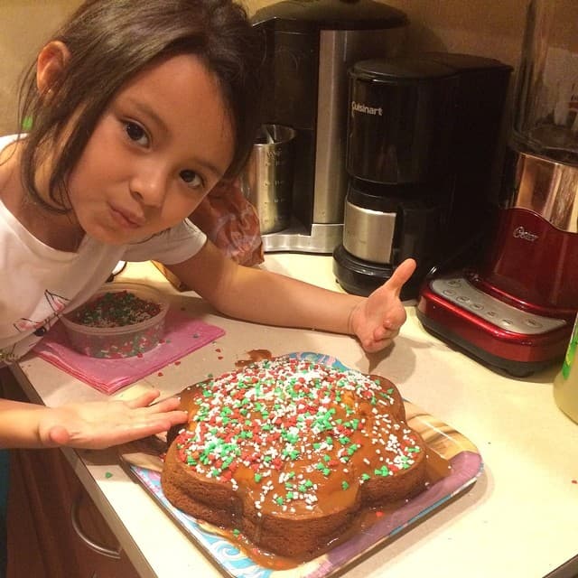 La pequeña le alegra los días con sus travesuras.