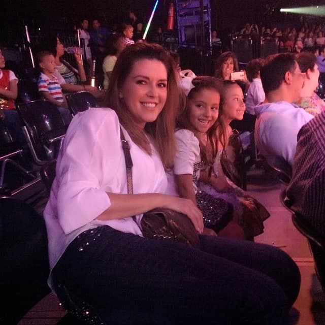 Como una mamá normal, también lleva a su hija al circo...