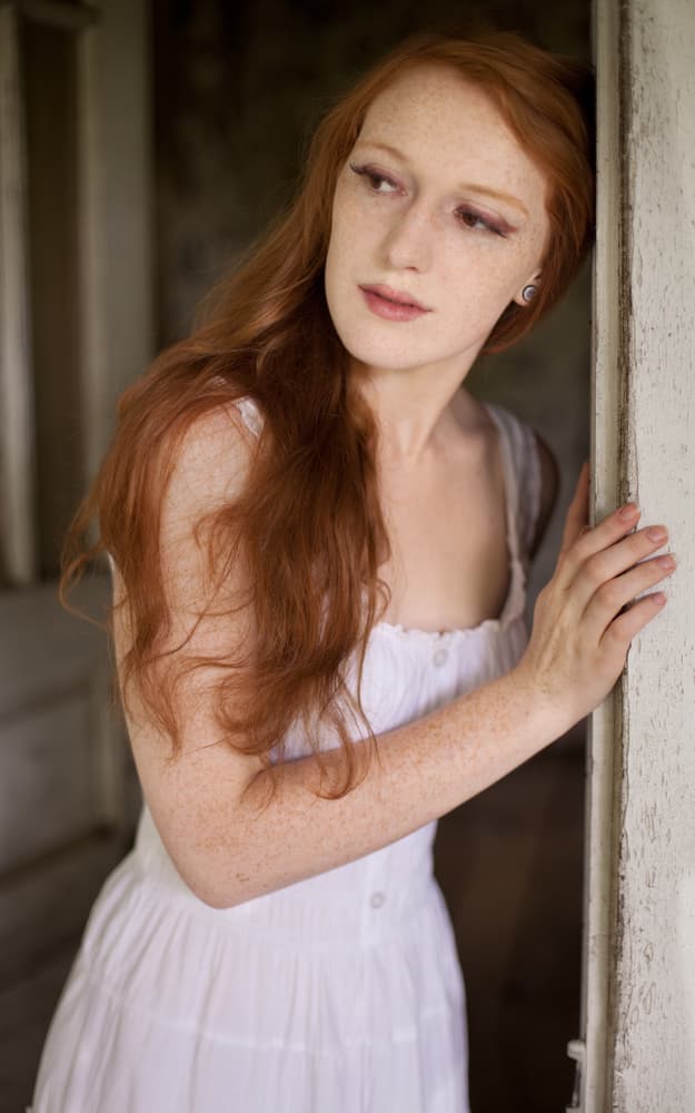 Cad vez que tú te sientas con temor o con pesadumbre, o que alguien entró con mala vibra a tu hogar y dejó su energía pesada, mueve la botella en la puerta.